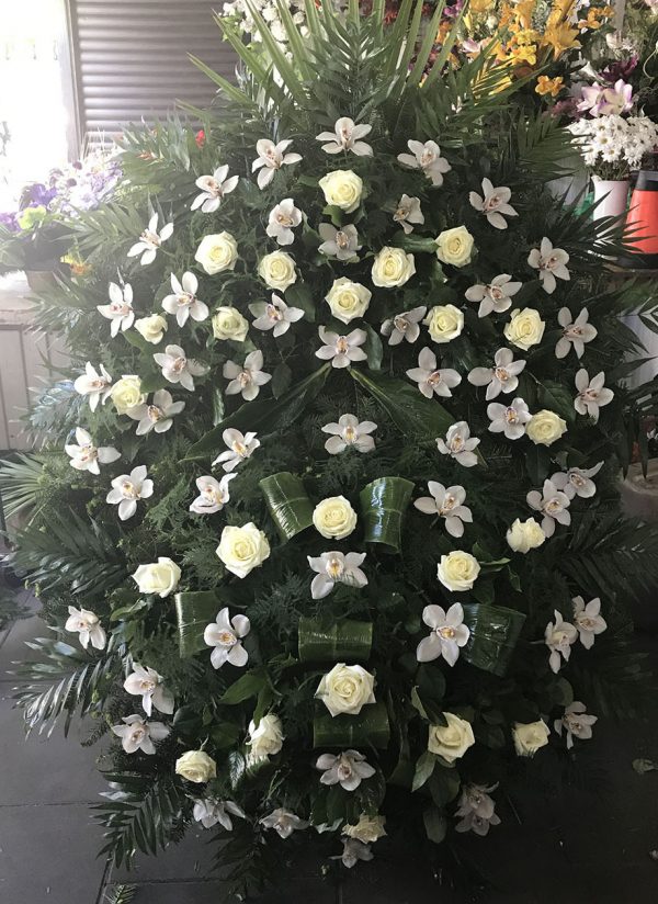 Wieniec duży - Storczyk biały, Róża kremowa cena za wiązanki na pogrzeb warszawa powązki cmentarz